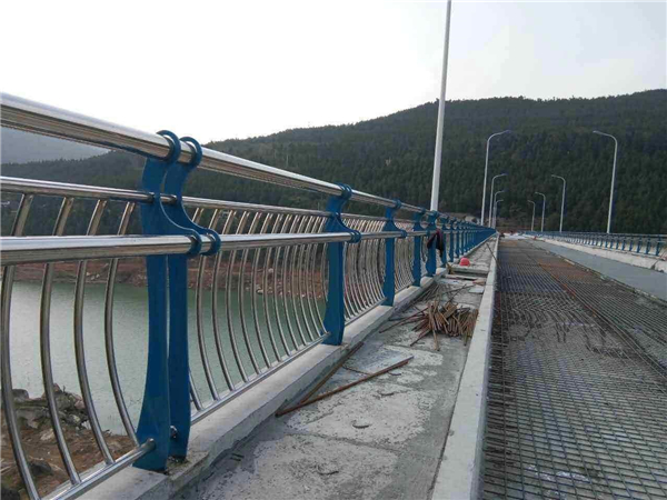 眉山不锈钢桥梁护栏的特点及其在桥梁安全中的重要作用